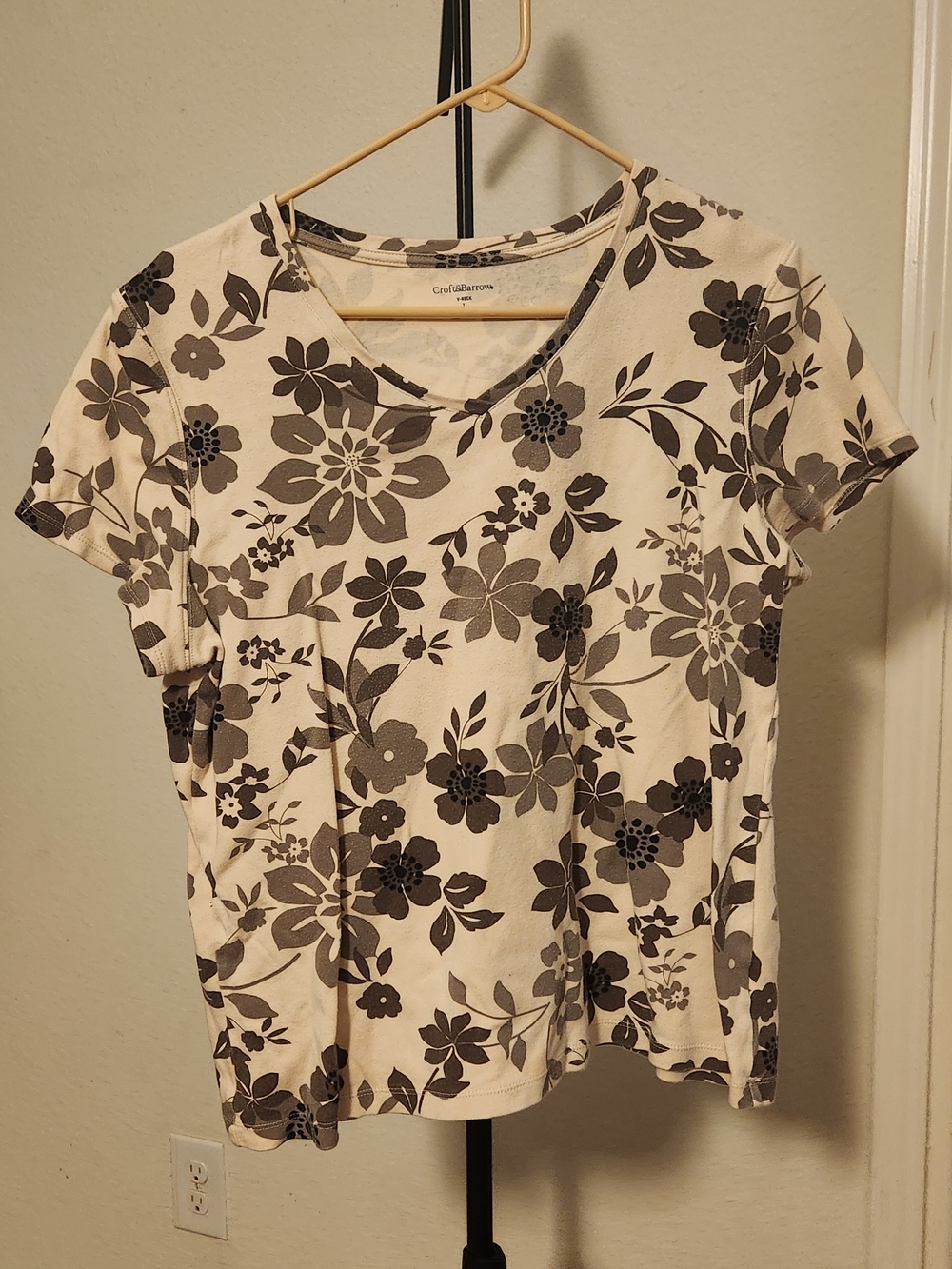 croft & barrow Cream Tee with Gray Floral Print